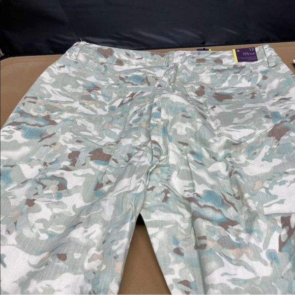 Gloria Vanderbilt Jesse Curvy Skinny Jeans - Picture 4 of 8